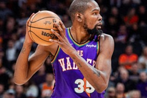 开云体育-大比分获胜首场状态出色，TL观众沸腾！，杜兰特重返赛场赛场气氛高涨(比赛余时获胜球队)